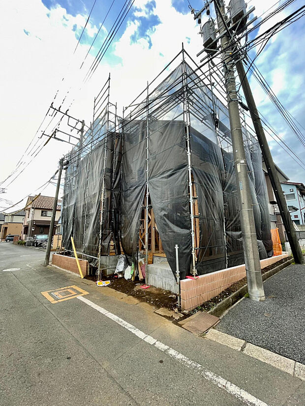 【【外観　建築中】】1階のLDKには家族間のコミュニケーションを自然に育む、対面式キッチンやリビングイン階段を採用◎家族の時間をより豊かにする開放感あふれる間取りです。