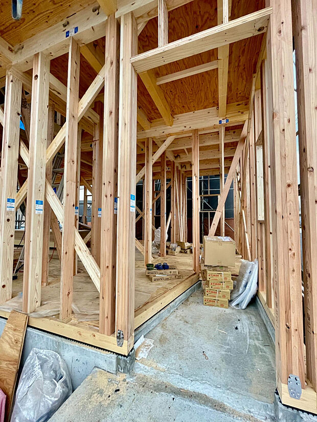 【【外観　建築中】】2階の各洋室はご家族それぞれのプライベートも大事にできる振り分けタイプ◎クローゼットや納戸など住空間を広々と有効活用できる、充実の収納も魅力です。