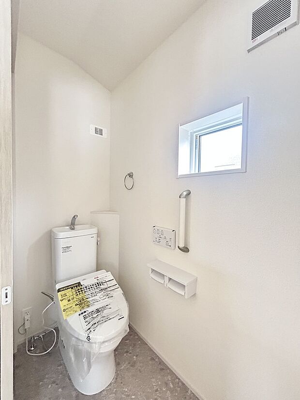【トイレ】トイレは1階2階に1つずつ完備◎温水洗浄便座付きで寒い冬の日も安心◎