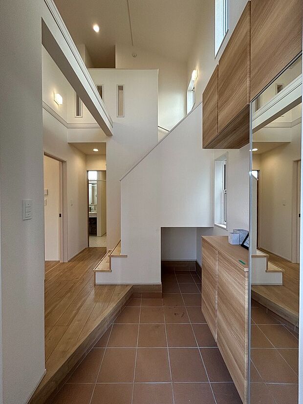 【4号棟 玄関】吹き抜けになっており玄関ドアを開けた瞬間の開放感を是非現地で体感してください♪