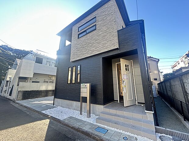 【外観(2)】おしゃれかつシンプルで魅力的な外観です。飽きの来ないデザインは人目をひきつけつつ閑静な街並みに良く馴染みます♪