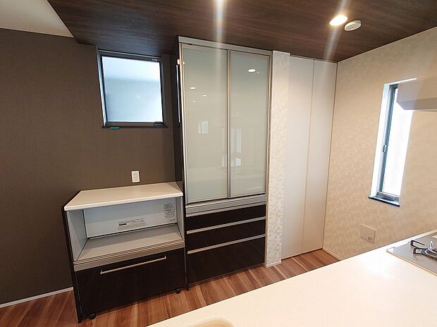 【カップボード】大容量の食器を収納可能なカップボードとなります。