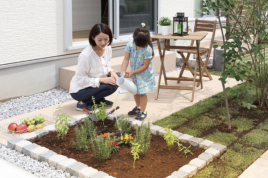 全邸に設けられたオシャレな家庭菜園スペース。種や苗を植え、手塩にかけて育てた野菜を収穫して料理することで、食卓に並ぶ喜びを感じ、お子様の情操教育にもつながります。