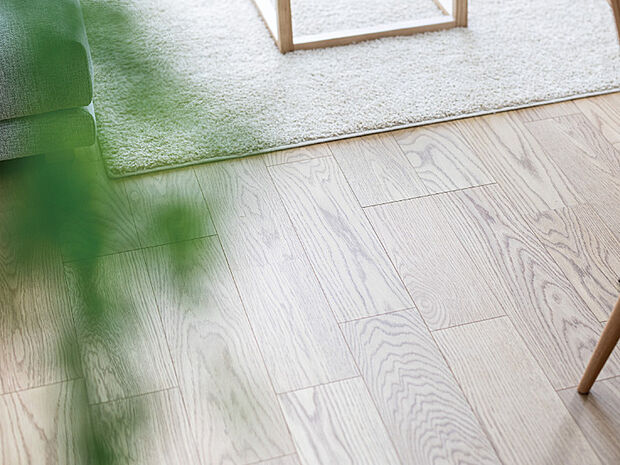 天然木の豊かな表情と質感、個性を大切に、高級感と上質感あふれる味わいを引き出した美しいフロアを1階に採用。
※画像はイメージです。