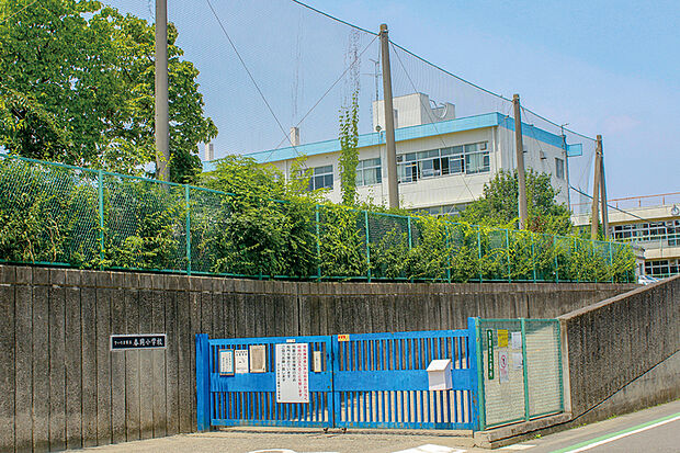 さいたま市立春岡小学校（現地より徒歩23分）
