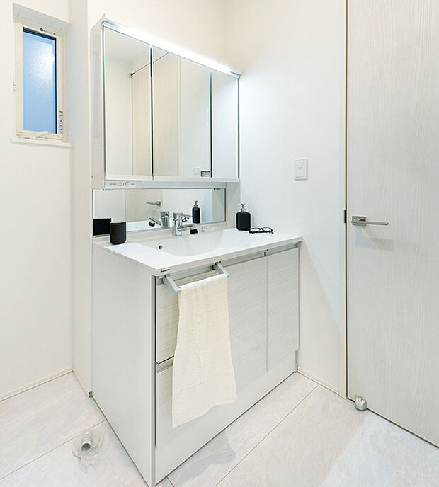 【【洗面台/パナソニックシーライン】】洗練されたデザインと、大人も子どもも使いやすい機能性を併せ持ち、お手入れもしやすいパナソニックシーラインを搭載しました。