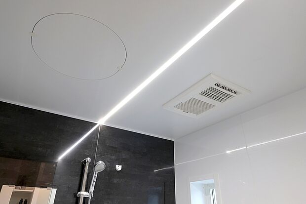 【【フラットラインLED照明】】ライン上の光が印象的なあかり。スマートな印象で空間全体を明るく照らします。