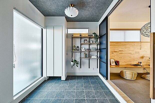 【土間コーナー】棚に植物を並べたり、趣味のアウトドア用品のメンテナンスもできる土間空間のあるプランです。