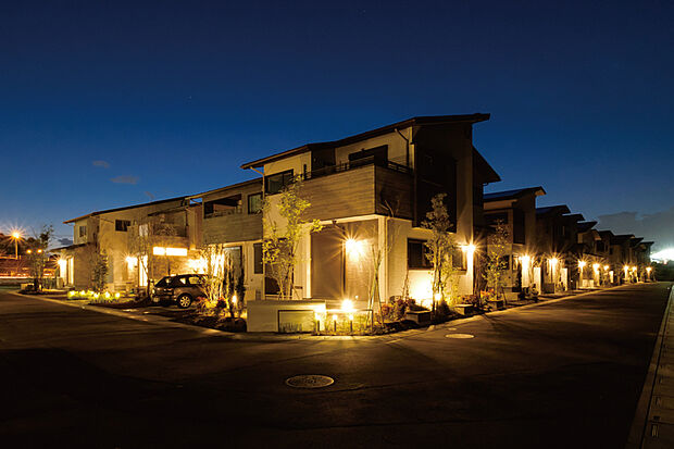 【灯かりのいえなみ協定(R)】夜間は外部灯を自動で点灯し続ける「灯かりのいえなみ協定(R)」を締結。地域の防犯や安全確保にも貢献します。