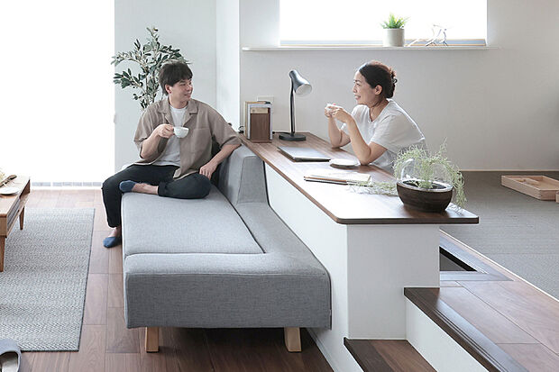 【PLAN02　ステージリビング】段差を設けた半個室感覚が楽しい空間。