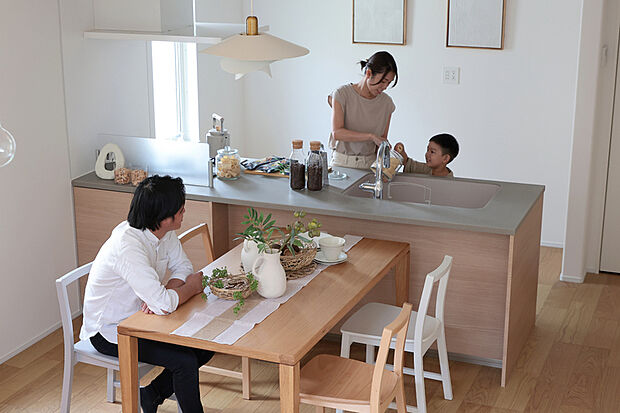 【【キッチン/トクラスBb】】毎日使い続けるものだからこそ、使いやすさや居心地のよさにこだわっています。デザイン性はもちろん機能性も高く、家事をするたびに心から楽しくなるキッチン。お手入れも簡単です。