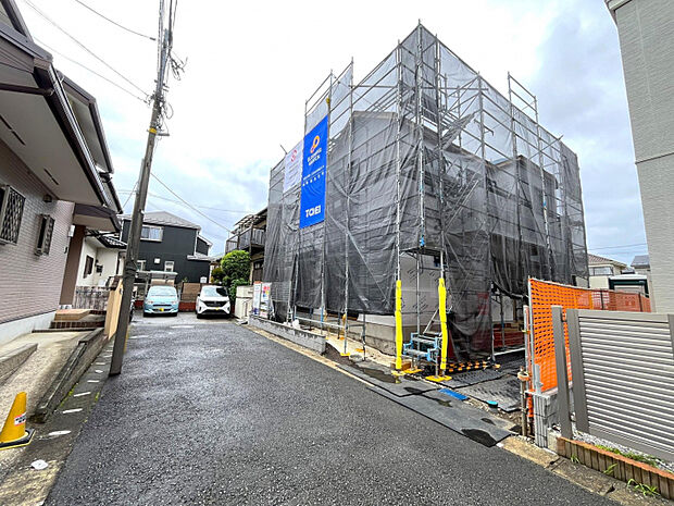 落ち着いた生活道路に面した物件。車通りが少ないため、小さなお子様がいるご家庭にも安心。駐車もスムーズに行えます。　