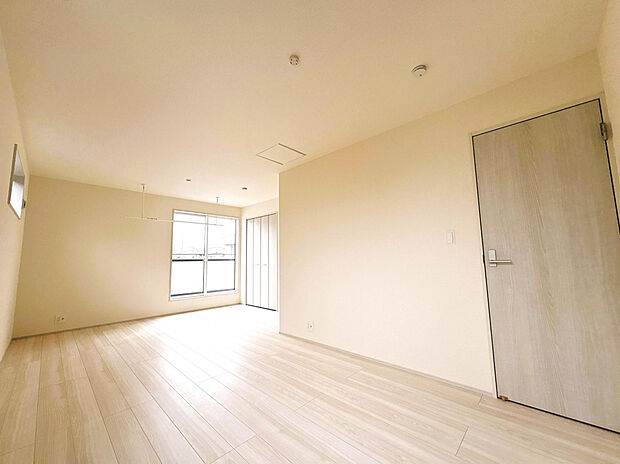 【1号棟　可変型洋室】各居室には収納がたっぷりあり、お部屋の中をすっきりとします☆フローリングに合わせたシンプルな色合いですので、どんな家具にもマッチします♪