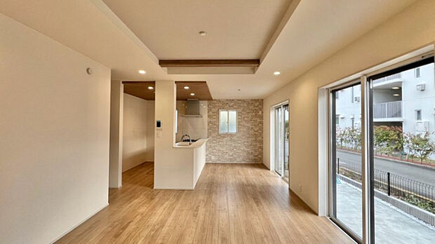 ＜2号棟＞折上げ天井があり開放感のあるリビングは家族団らんに最適な場所になります。　