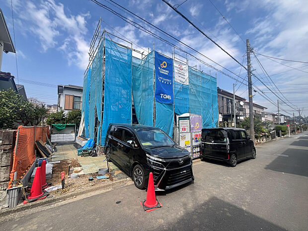 前面道路も広く駐車しやすいです。　