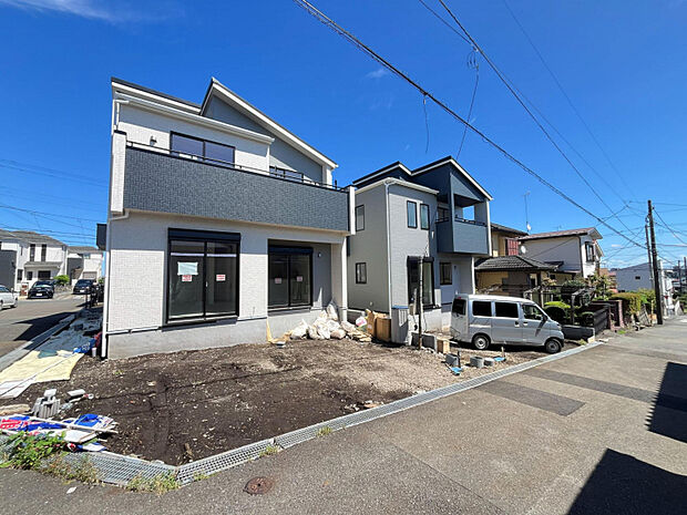 日当たり良好なリビングに1号棟には折上天井、2号棟には上部吹き抜けを採用しているため、開放感のある物件となっております。　