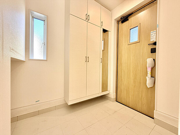 玄関　身だしなみチェックに便利な姿見付きのシューズボックス。