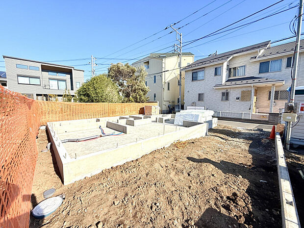 前面道路含む現地写真　1号棟　4LDK＋WIC　1階に和室があるので小さなお子様がいる家庭も安心して家事ができます！