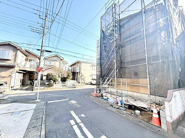 前面道路含む現地写真　穏やかな暮らしが叶う、こだわりの住まいが誕生しました。ぜひ、現地をご見学ください。