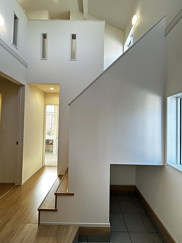【1号棟　玄関土間収納】土間収納を設置。ベビーカーやアウトドア用品、園芸用品などの保管に便利です。
