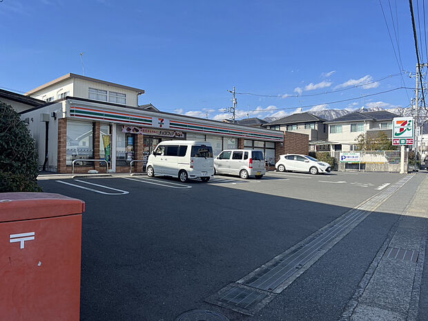 セブンイレブン秦野堀西店（約161m）