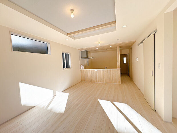 【リビング】ゆったりリビング！シャッター、折上天井と設備も充実です♪　