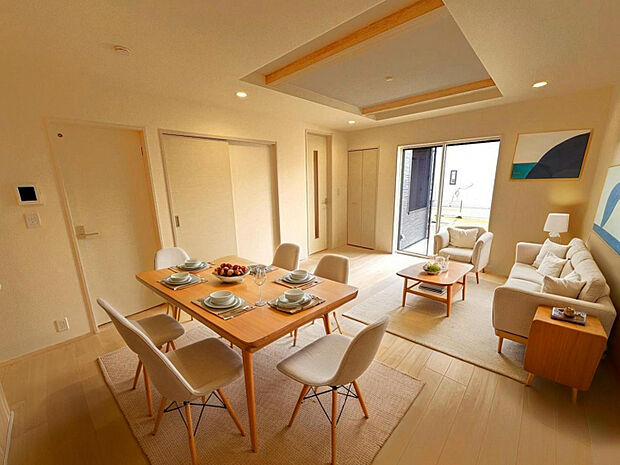 【リビング】ゆったりリビング！シャッター、折上天井と設備も充実です♪　※家具等はCGで加工しており、イメージとなります。家具付き販売ではございません。