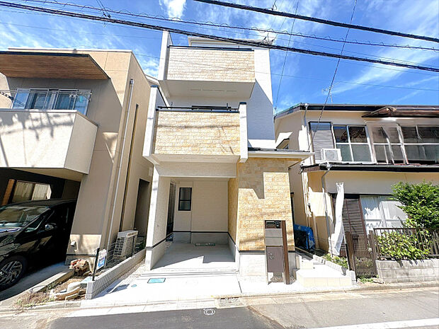 【外観写真】落ち着いた印象の外観デザインを採用。16帖以上の広々LDKや全居室収納付き「3LDK＋2WIC＋カースペース」のゆとりある住まいです。　