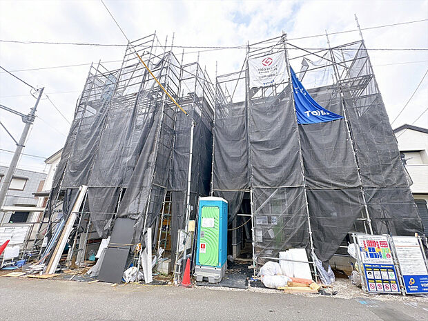 【外観写真】ワイドバルコニーを採用。2部屋から出入りでき、洗濯物やお布団もゆったりと干せます。　