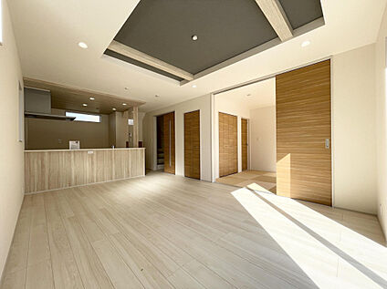 【リビング】ゆったりリビング!シャッター、折上天井と設備も充