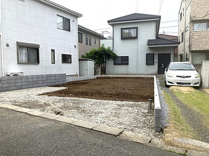 外観写真】天窓から自然光を取り込む設計。室内を明るく保ちやす