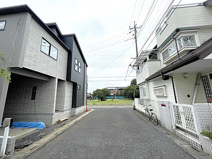 【外観写真】南西角地の陽当たり良好地。角地ならではの開放感と