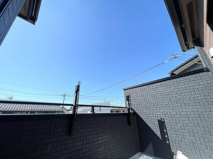 【バルコニー】主寝室からも出入りできる便利なバルコニー。洗濯
