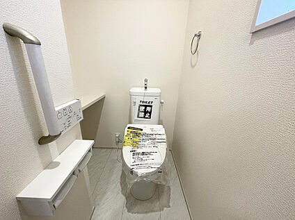 【2号棟/トイレ】温水洗浄便座を標準装備。毎日使う場所だから