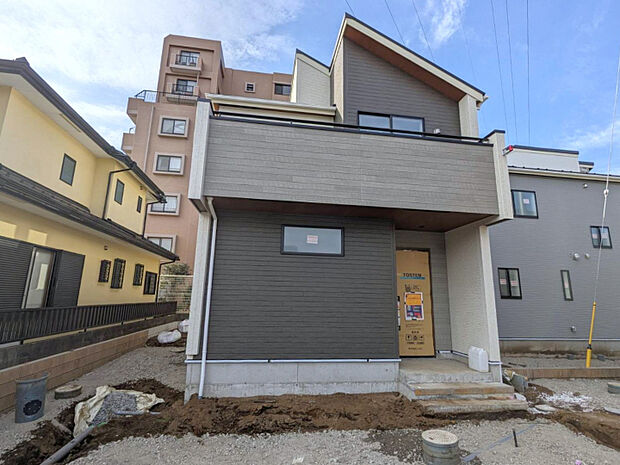 ◇現地写真　幅6mの広々とした前面道路で、車の行き違いもスムーズに行えます。駐車も楽々できるので、毎日の運転やお出かけがストレスフリーに♪安全で安心して快適に暮らせる環境が整っています。