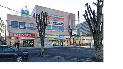 ファミリーマート若葉駅東口店 180m