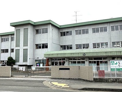 袋井市立山名小学校 900m