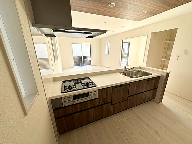 【1号棟:システムキッチン】食洗器・浄水器・薄型レンジフードを採用したシステムキッチン。