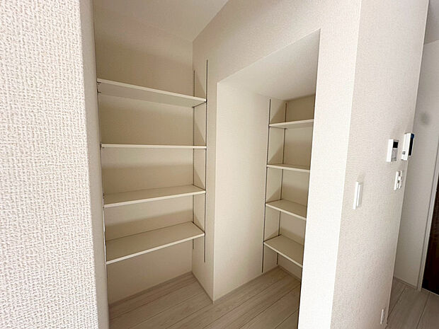 【1号棟:パントリー】食材やホットプレートなどの大きなものの収納に役立ちます♪