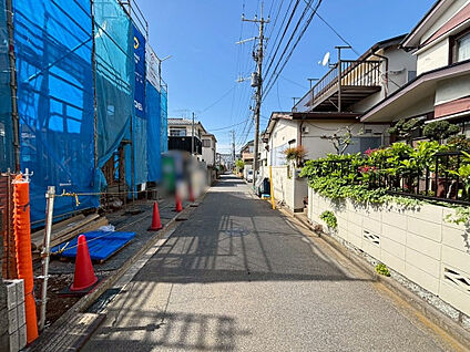 前面道路含む外観写真
