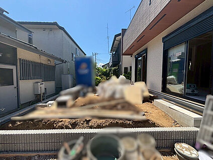 庭:完成が待ち遠しくなる、開放感のあるお庭づくりが進んでおり