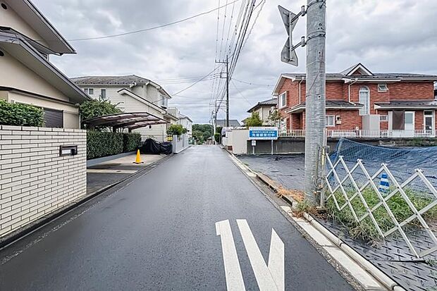 No.3_前面道路(撮影_2025年8月)幅員約4.2mの前面道路。