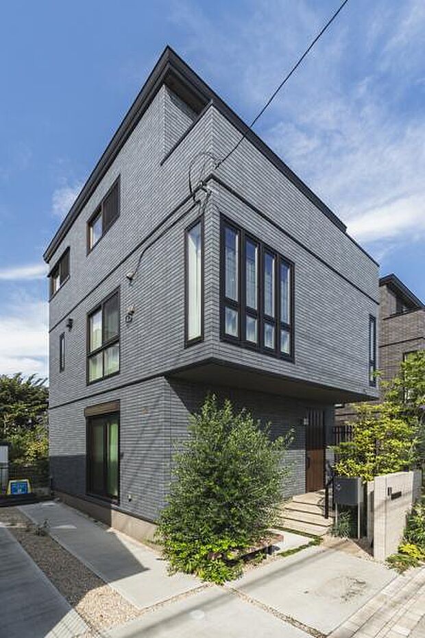 No.2_外観（撮影_2025年9月）太陽光発電システム5.55kW、屋内蓄電池システム4.9kWhを搭載した鉄骨造3階建て。