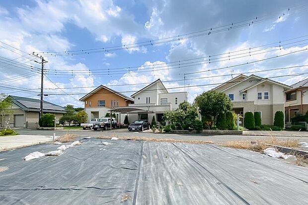 No.3_土地3(撮影_2025年9月)周辺は低層住宅街なので高い建物が少なく開放感のある立地です。