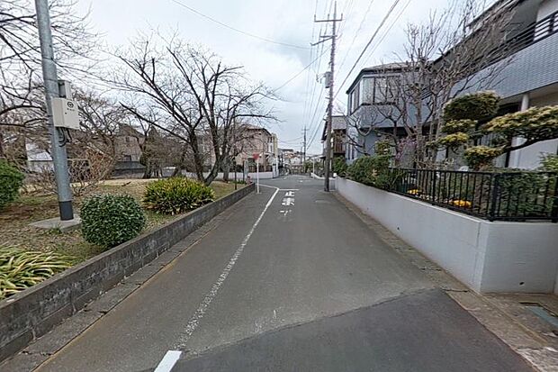 前面道路2(撮影_2025年_3月)車通りは少なく、小さいお子様にも安心です。