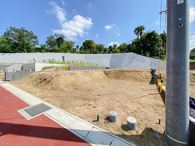 No.7_土地1(撮影_2025年9月)200.04m2の広々とした土地。ガーデニングやBBQなども楽しめる広さです。