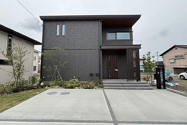 No.8_外観1（撮影_2025年5月）大きな玄関ポーチと講師で高級感のある外観