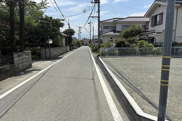 前面道路2(撮影_2025年7月)東側道路です。幅員4.3~4.5mと広く駐車が苦手な人でも敷地内に駐車しやすい主要道路です。