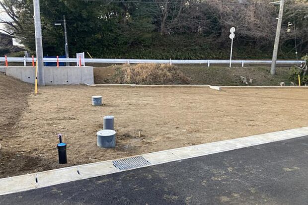 No.2_土地(撮影_2026年2月)南東からの日当たりが見込め、明るいLDKの計画も可能です。