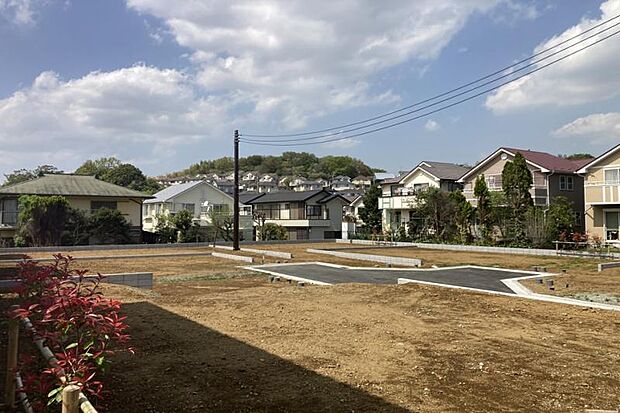 分譲地全景2（撮影_2026年4月）セキスイハイム独自の「まちなみガイドライン」で整った景観が維持できます。※販売済区画を含む場合がございます。